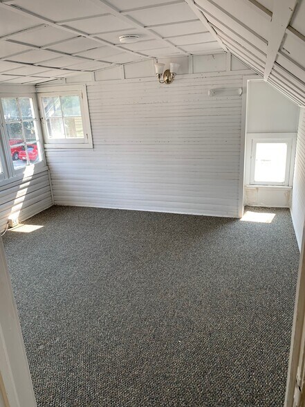 More Photos Of 622 W State St, Geneva Office For Lease