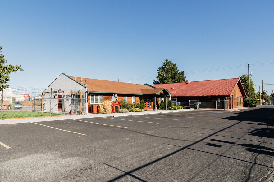 More Photos Of 2502-2514 SW 4th ave, Ontario Veterinarian Kennel For Sale