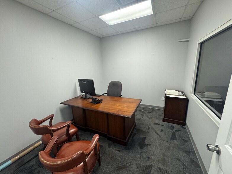 More Photos Of 115 Metroplex Blvd, Pearl Light Distribution For Lease