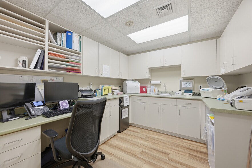 More Photos Of 35 Saybrook Rd, Essex Medical For Sale