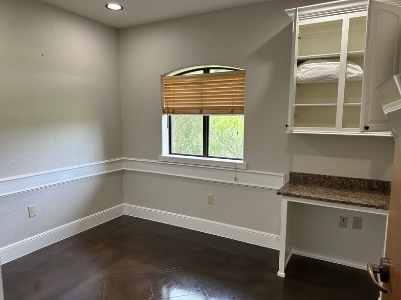 More Photos Of 3120 Medpark Dr, Denton Medical For Sale