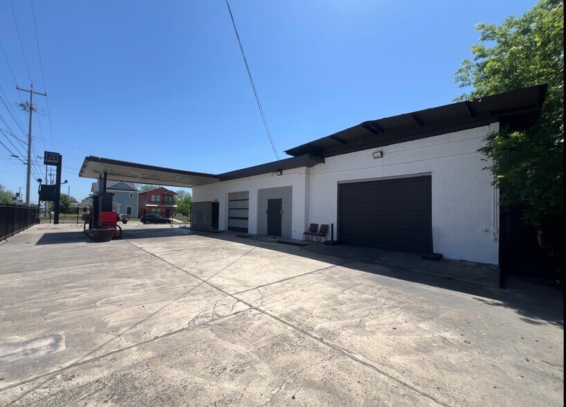 More Photos Of 1850 E Houston St, San Antonio Auto Repair For Lease