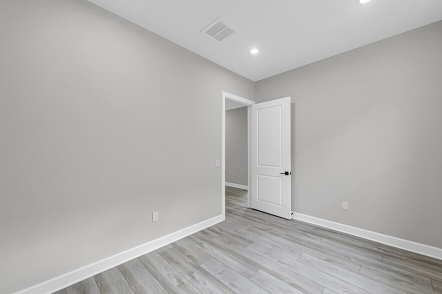 More Photos Of 1325 Main St, Katy Medical For Sale