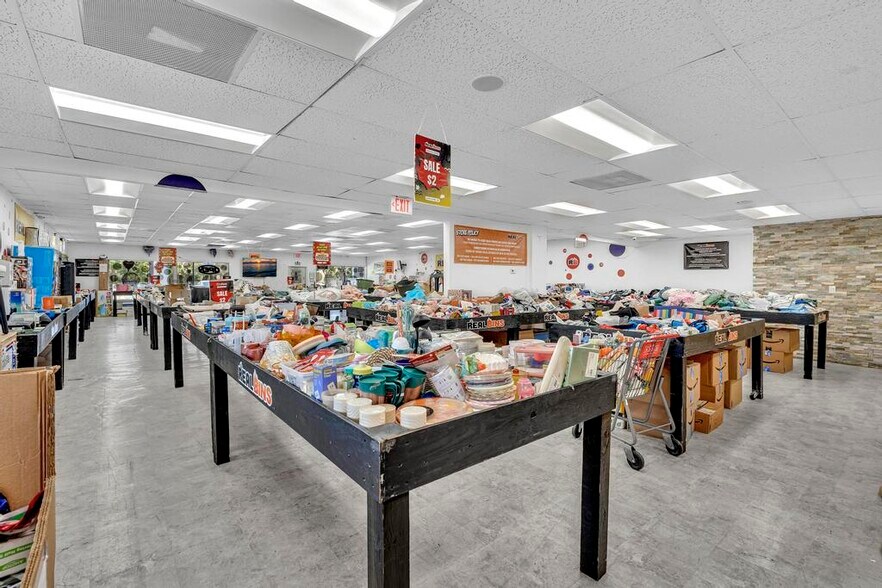 More Photos Of 2450-2556 W Oakland Park Blvd, Oakland Park Storefront For Sale