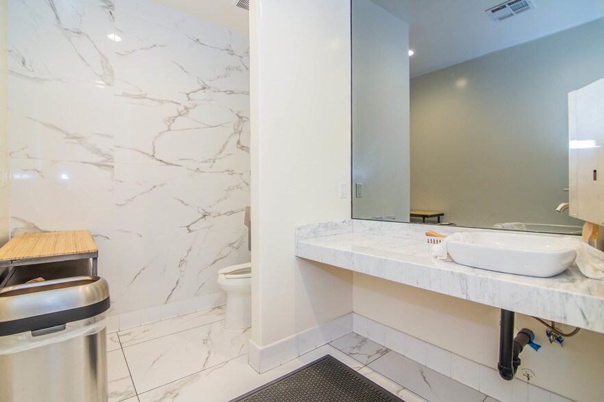 More Photos Of 300-302 S Mariposa Ave, Los Angeles Storefront Retail Office For Lease