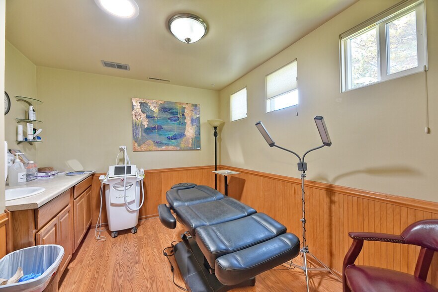 More Photos Of 993 Siskiyou Blvd, Ashland Office For Sale