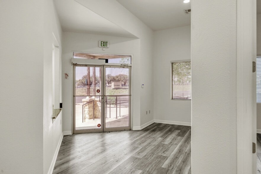 More Photos Of 5727 W I-10 Fwy, San Antonio Office For Lease