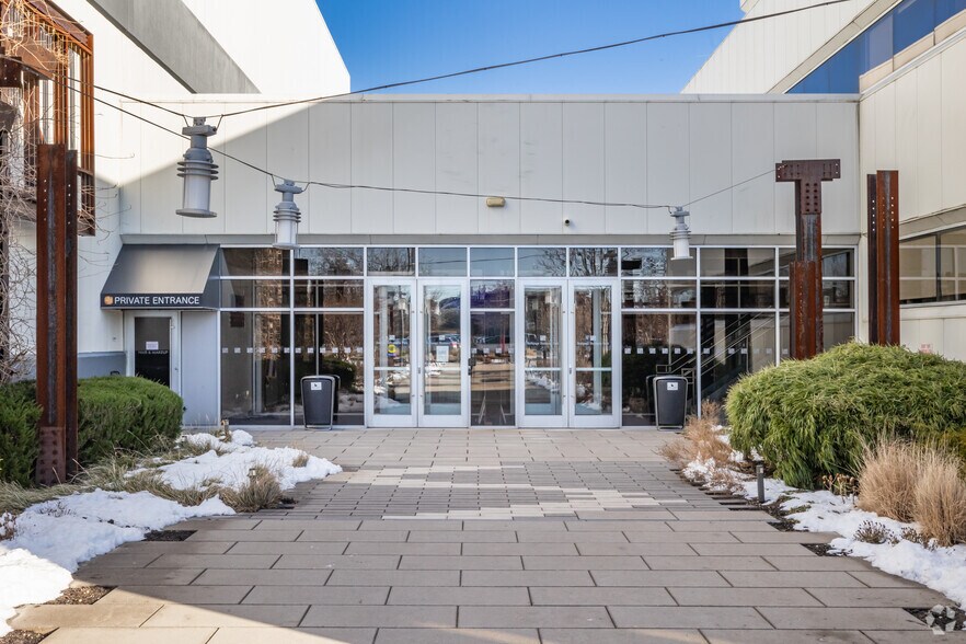More Photos Of 999 S Oyster Bay Rd, Bethpage Warehouse For Lease