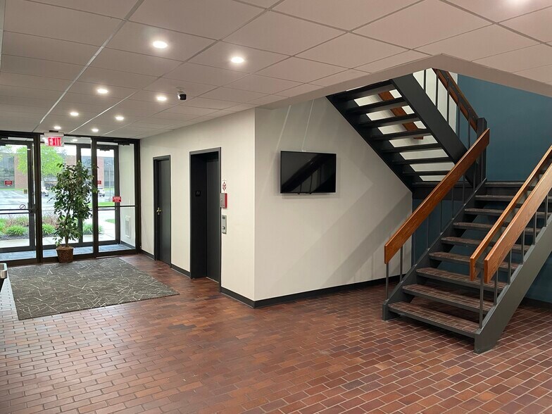 More Photos Of 8445 Keystone Crossing, Indianapolis Office For Lease