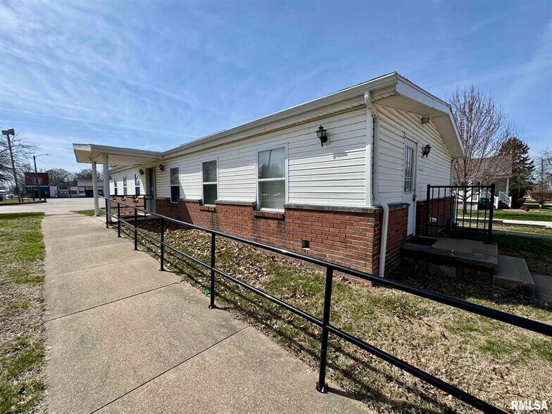 More Photos Of 130 N Broadway St, Table Grove Flex For Sale