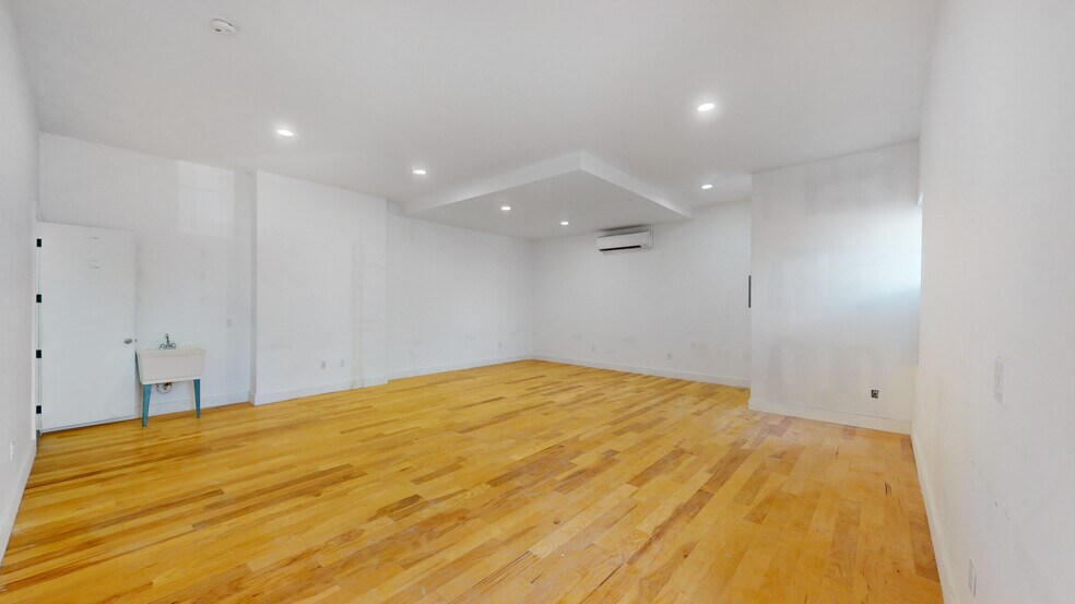 More Photos Of 219 Irving Ave, Brooklyn Fast Food For Lease