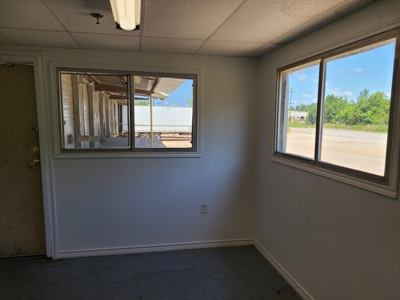 More Photos Of 12011 Laney Rd, Tyler Manufacturing For Lease