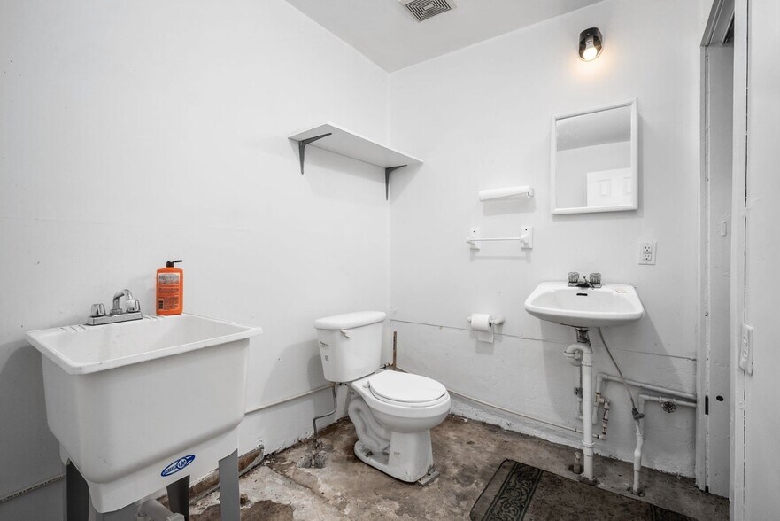 More Photos Of 119 Walling St, McMinnville Light Distribution For Sale