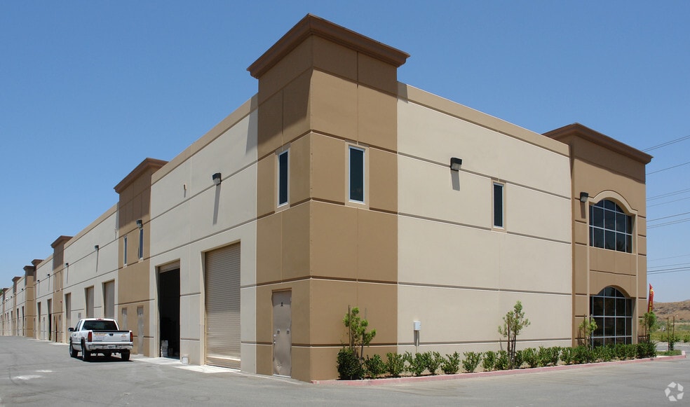 More Photos Of 18451 Collier St, Lake Elsinore Showroom For Lease