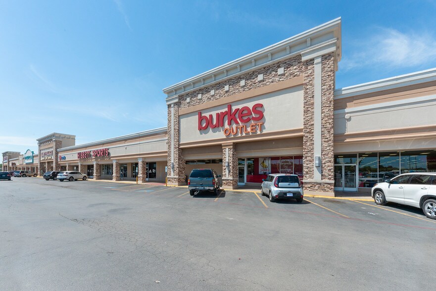 More Photos Of 509-531 W Commerce St, Brownwood Unknown For Lease