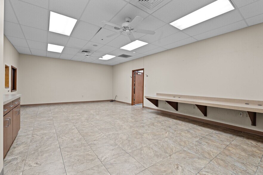 More Photos Of 311 N Waverly Ave, Springfield Warehouse For Lease