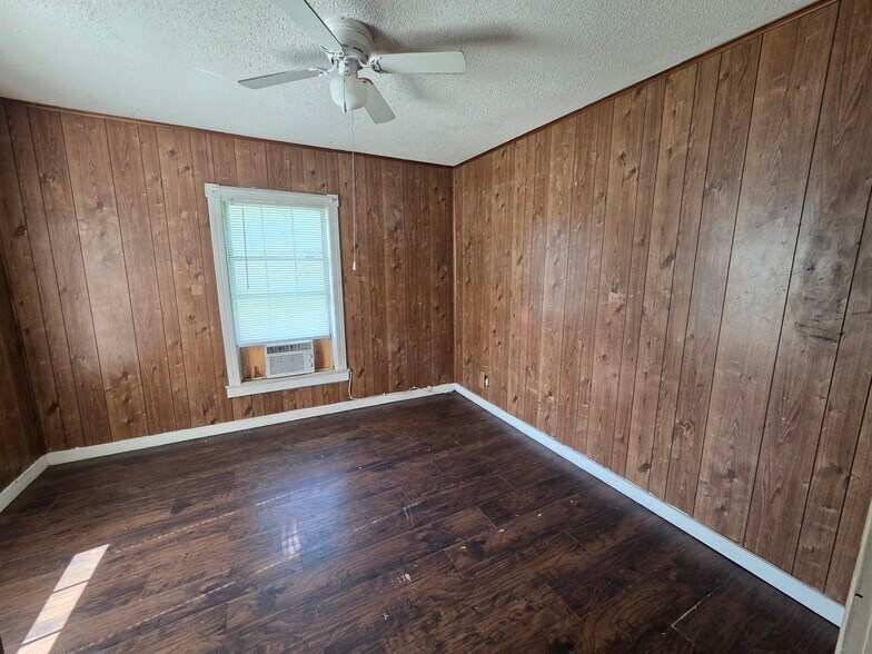 More Photos Of 531 N Main St, Joshua Office Residential For Sale