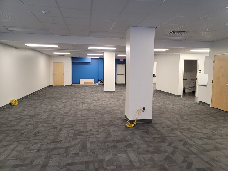 More Photos Of 261 N 4th St, Springfield Flex For Lease