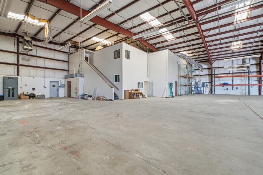 More Photos Of 1400 Orange St, Rosamond Warehouse For Lease