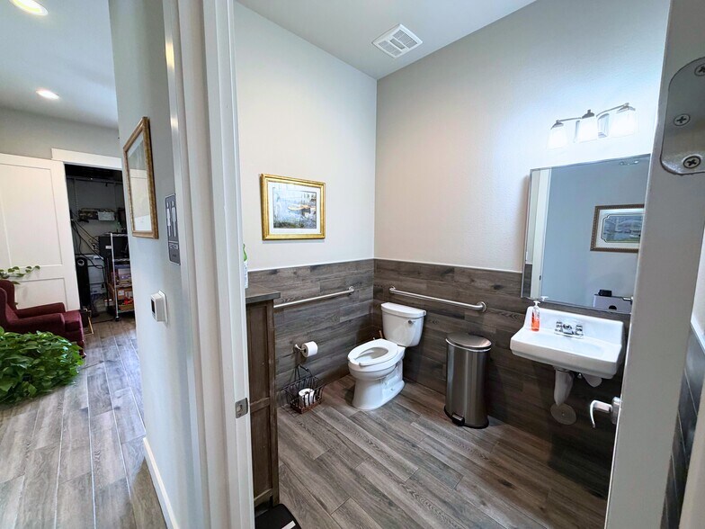 More Photos Of 3309 Forest Creek Dr, Round Rock Office For Sale