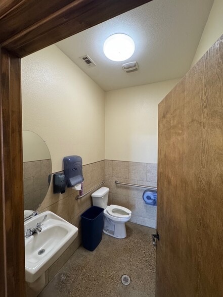 More Photos Of 110 N Jim Wright Fwy, Fort Worth Storefront For Lease