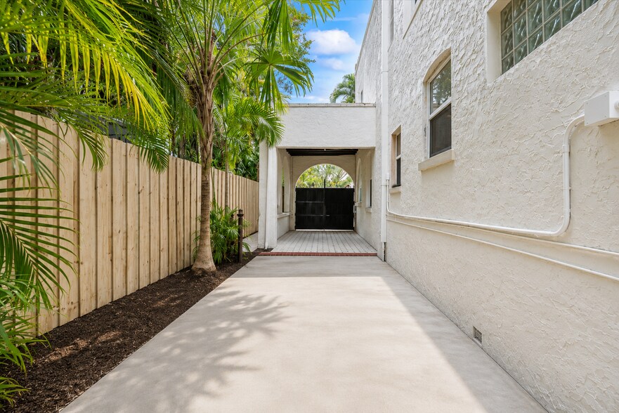 More Photos Of 22 NE 44th St, Miami Office Residential For Lease