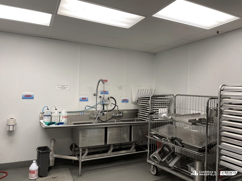 More Photos Of 1893 E 55th St, Cleveland Manufacturing For Lease