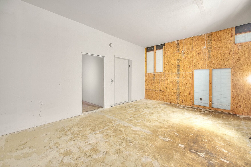 More Photos Of 6840-6842 Hayvenhurst Ave, Van Nuys Distribution For Sale