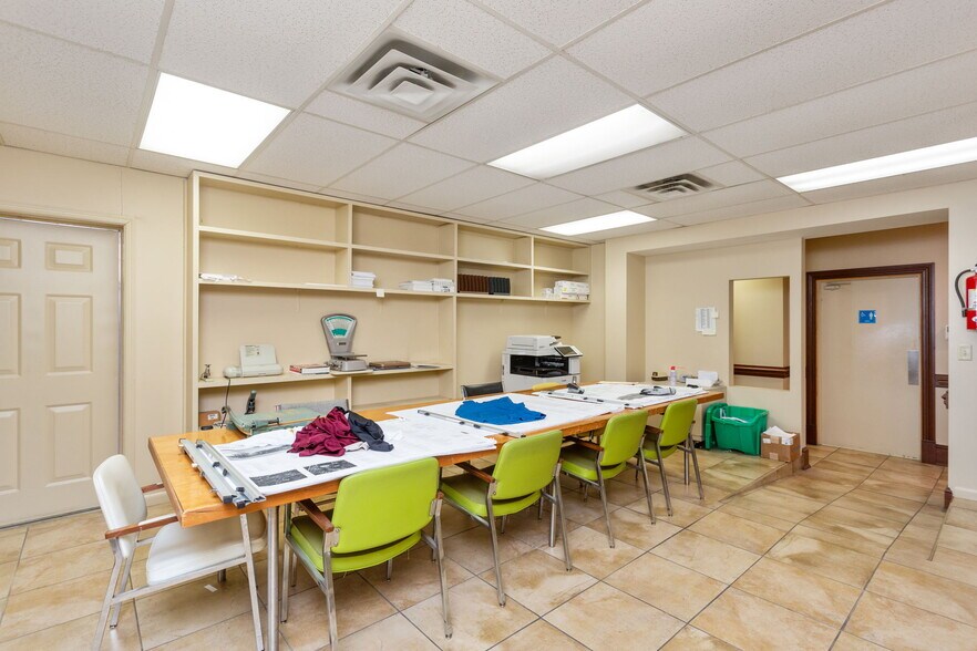 More Photos Of 710 4th St, Shenandoah Warehouse For Sale