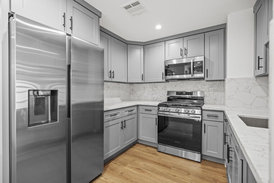 More Photos Of 2001 Penmar Ave, Venice Apartments For Sale