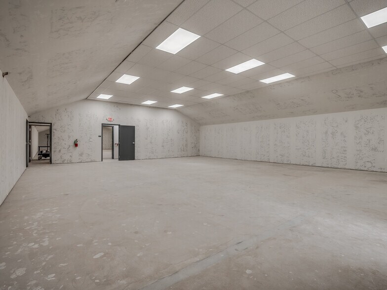 More Photos Of 4403-4411 SW 3rd St, Oklahoma City Showroom For Lease