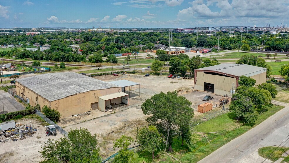 More Photos Of 7520 Lawndale St, Houston Flex For Lease