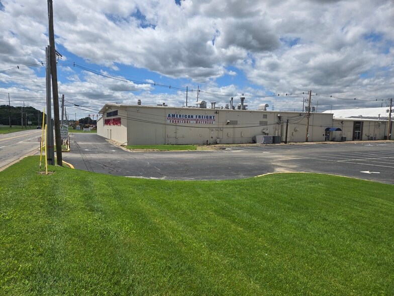 Primary Photo Of 2800 Lynch Rd, Evansville Showroom For Lease