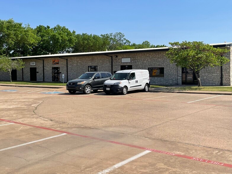 More Photos Of 194 Industrial Blvd, McKinney Showroom For Lease