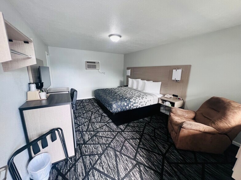 More Photos Of 1210 A Ave E, Oskaloosa Hotel For Sale