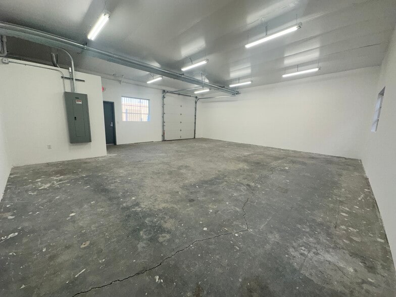 More Photos Of 7955 Haskell Ave, Van Nuys Warehouse For Lease