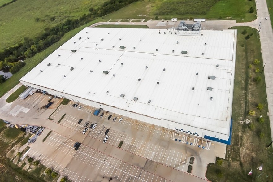 More Photos Of 601 National Dr, Ennis Manufacturing For Sale