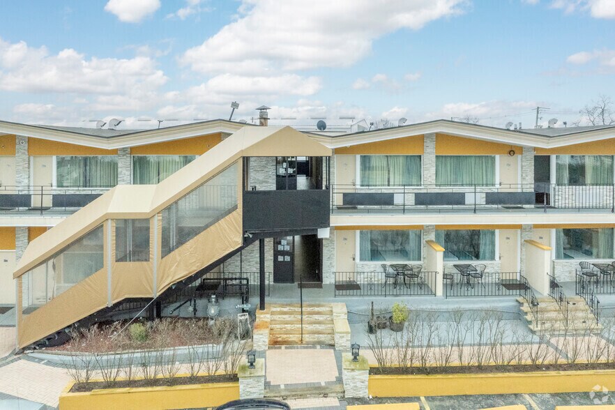 More Photos Of 445 S Main St, Freeport Hotel For Lease