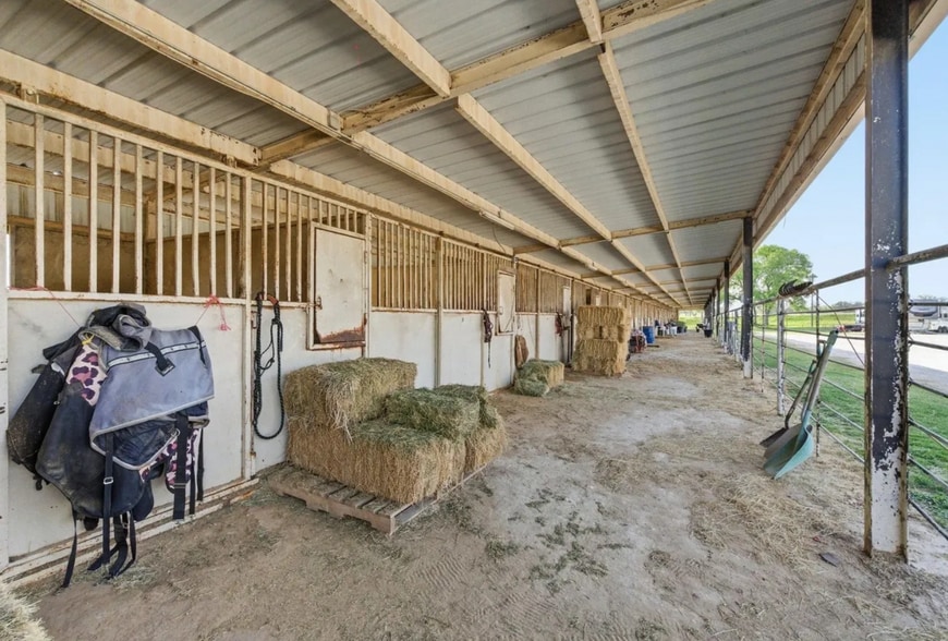 More Photos Of 8441 County Road 176, Stephenville Apartments For Sale