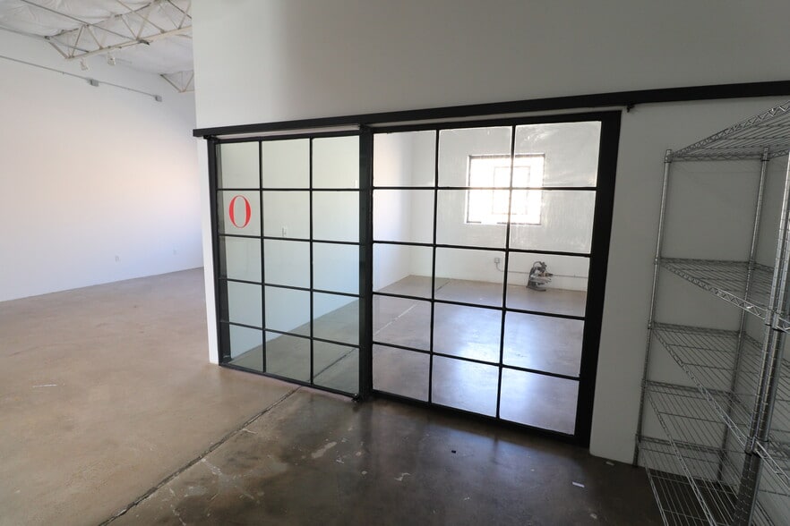 More Photos Of 2292 Vantage St, Dallas Flex For Lease