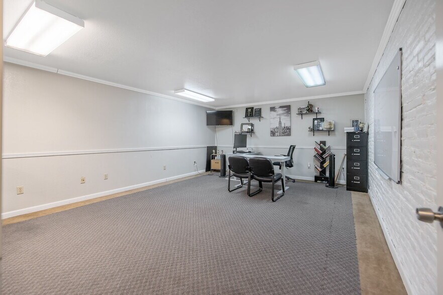 More Photos Of 143 E Tulare Ave, Tulare Storefront For Sale