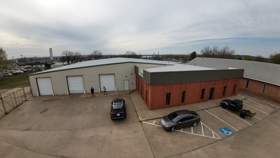 More Photos Of 710 S Adams St, Sapulpa Distribution For Sale
