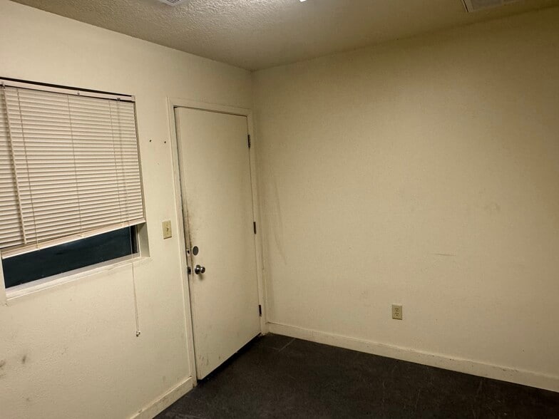 More Photos Of 4725 Mercantile St, Beaumont Industrial For Lease