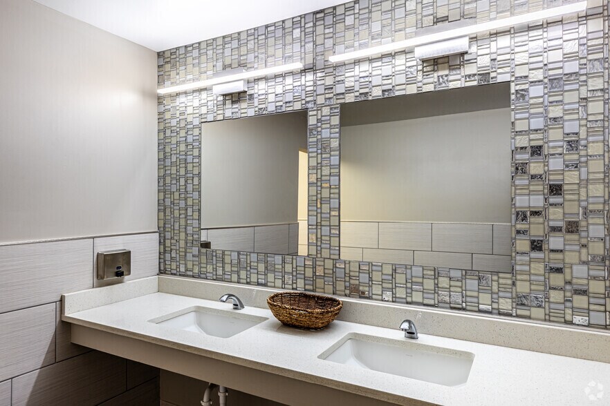 More Photos Of 2700 W 18th Ave, Emporia Hotel For Sale