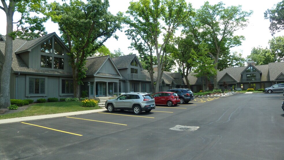 More Photos Of 475 W Terra Cotta Ave, Crystal Lake Office For Lease
