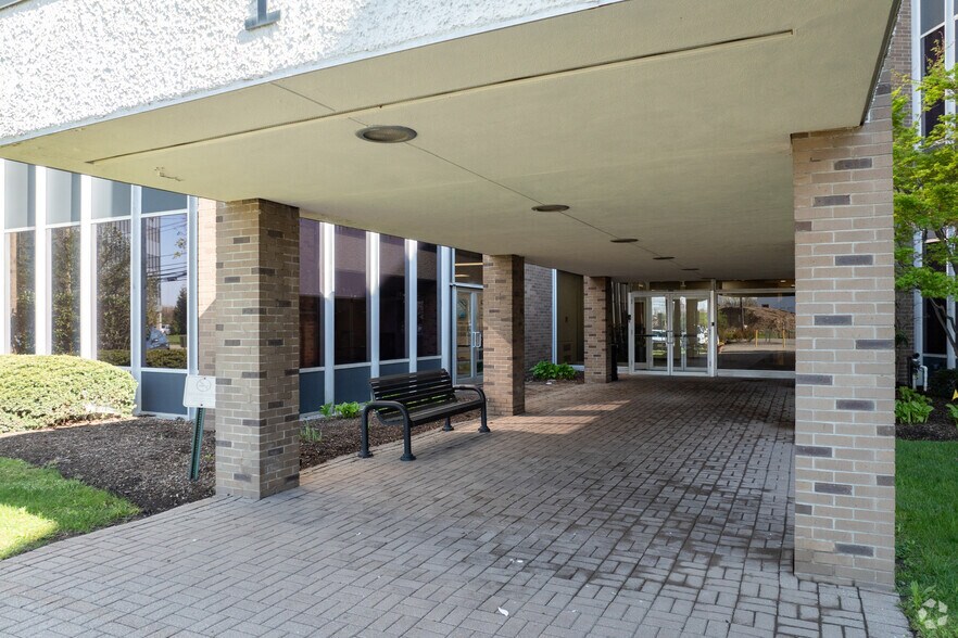 More Photos Of 1099 Wall St W, Lyndhurst Office For Lease