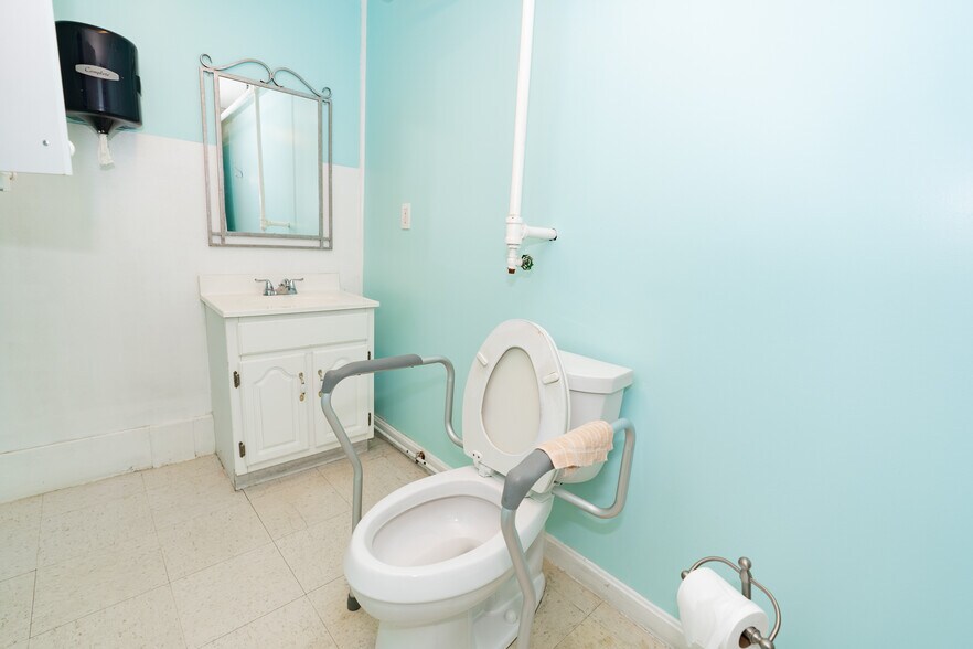 More Photos Of 8 Jennifer Dr, Merrimack Flex For Sale