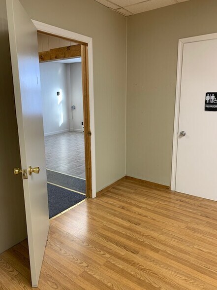 More Photos Of 1049 Tiogue Ave, Coventry Showroom For Lease