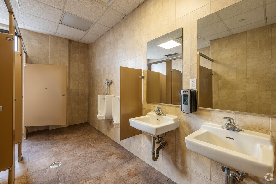 More Photos Of 33-24 Northern Blvd, Long Island City Loft Creative Space For Lease