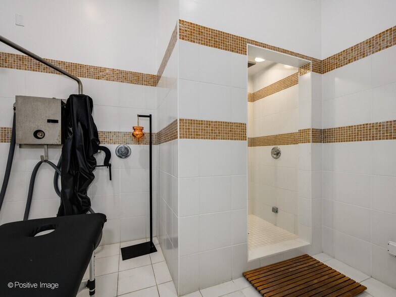More Photos Of 3248 N Sheffield Ave, Chicago Storefront Retail Residential For Sale